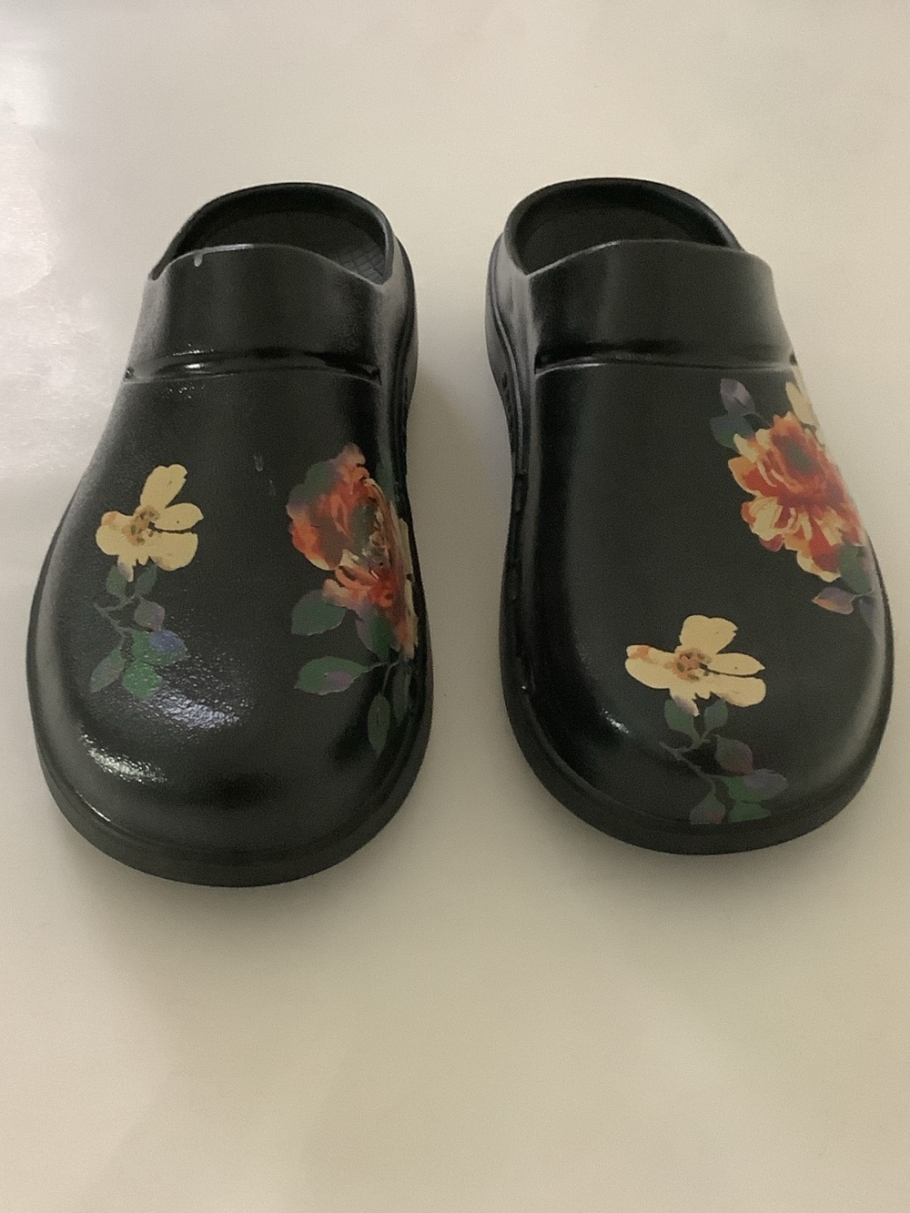 OOFOS OOcloog Limited Edition recovery clogs Black Floral Slip-On Clogs